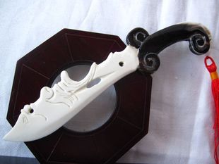 內(nèi)蒙古 少數(shù)民族 工藝品 牛角、牛骨、木質(zhì)底座八卦驅(qū)邪刀 包郵